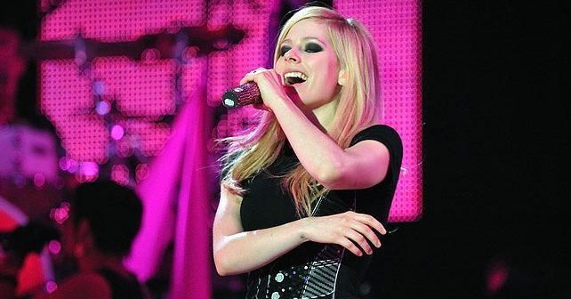 Avril Lavigne (Avril Lavinj) Biografija Na fotografiji je prikazan pevačica, glumica: Avril Lavigne (Avril Lavinj)