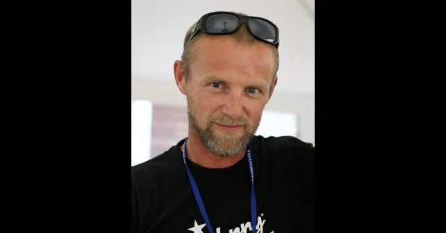 Ju Nesbe (Jo Nesbø) Biografija Na fotografiji je prikazan pisac, muzičar, tekstopisac: Ju Nesbe (Jo Nesbø)