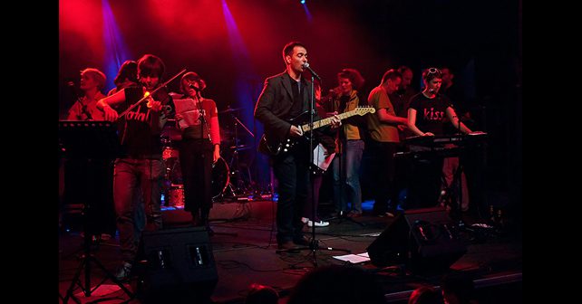 Vladimir Vlada Divljan Biografija Na fotografiji je prikazan muzičar i tekstopisac: Vladimir Vlada Divljan