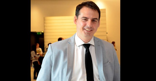Zoran Kesić Biografija Na fotografiji je prikazan televizijski voditelj: Zoran Kesić