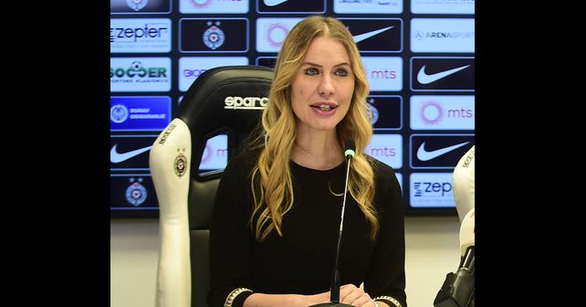 Biljana Obradović Biografija Na fotografiji je prikazan novinarka, voditeljka, manekenka: Biljana Obradović
